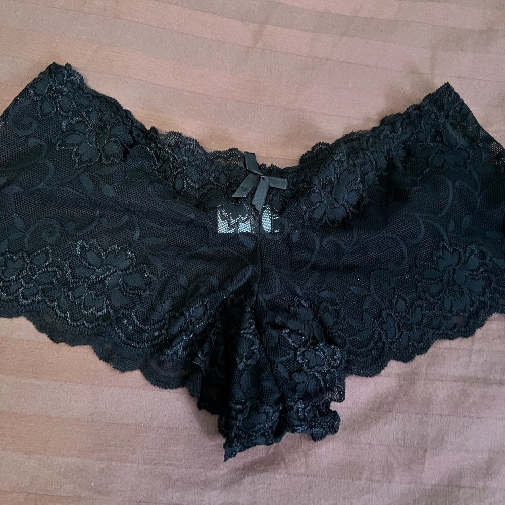 Always & Flirting Elegant Black Lace Women's panty
Size M

EUC - never worn